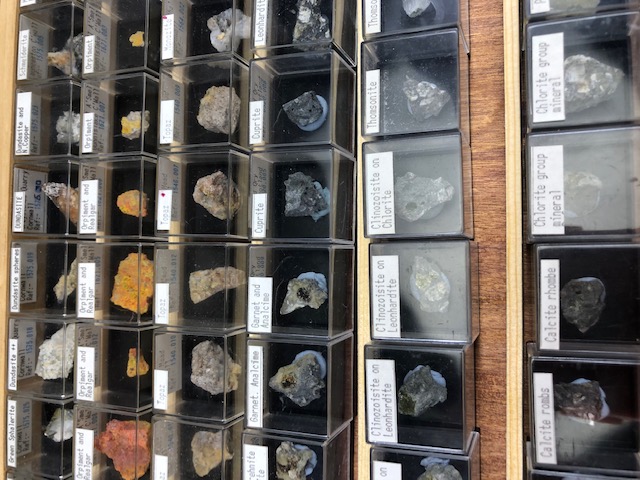 Geology / Fossil interest, portable 8 drawer chest containing an outstanding collection of - Image 8 of 34