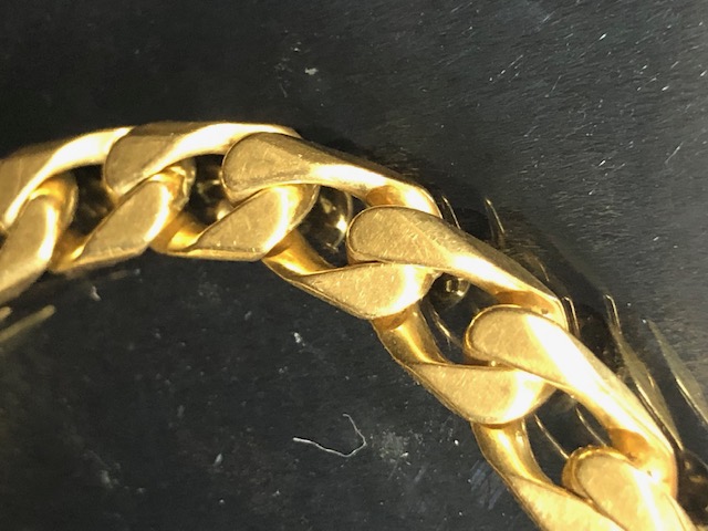 18ct Gold curb link bracelet stamped 750 with good clasp approx 21cm in length and 39.6g - Image 2 of 4