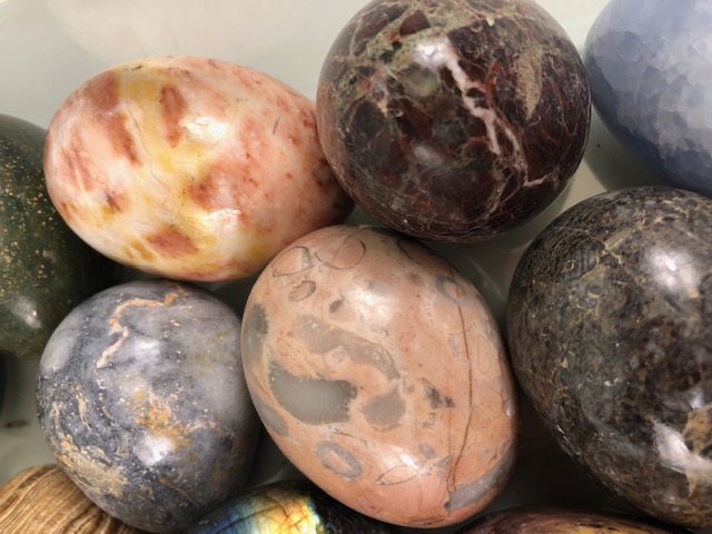 Crystal/ Geological interest, collection of large polished stone specimens in the shape of eggs , to - Image 5 of 8