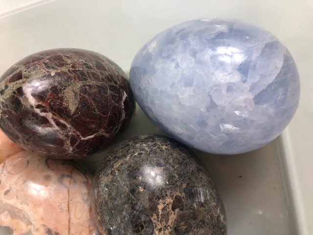 Crystal/ Geological interest, collection of large polished stone specimens in the shape of eggs , to - Image 4 of 8