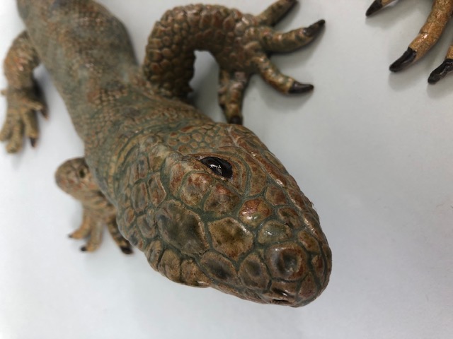 Pottery sculpture, two naturalistic art sculptures of large monitor lizards one brown one green - Image 5 of 11