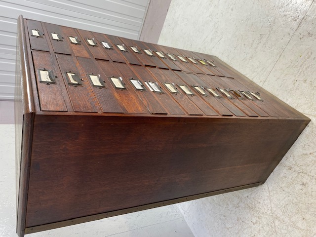 Dark stained oak specimen cabinet with two flights of 14 narrow drawers with metal cup handles - Image 7 of 13