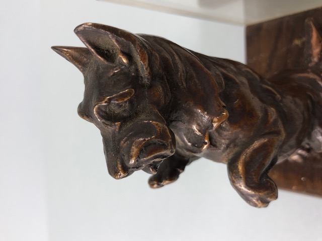 Pair of vintage cast Bronze bookends depicting Scotty dogs/ Scottish Terriers sat on wooden - Image 8 of 9