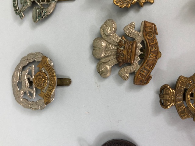 Militaria: Collection of British WWI & WWII Military Cap badges and a Trench Lighter to include - Image 11 of 16