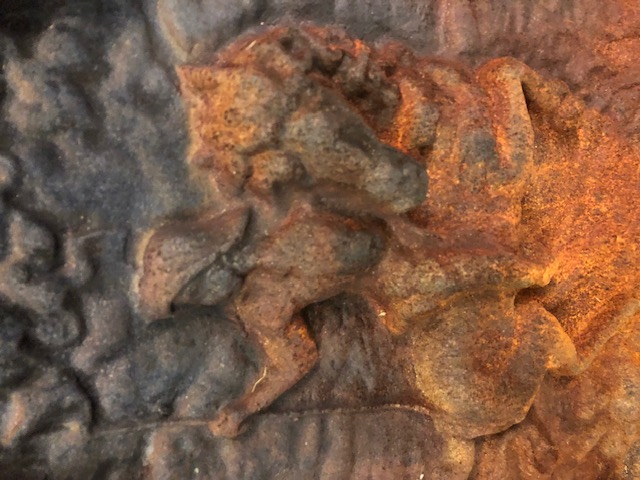 Cast Iron fire back and grate basket, the fire back with lions mask and ribbon decoration and - Image 4 of 5