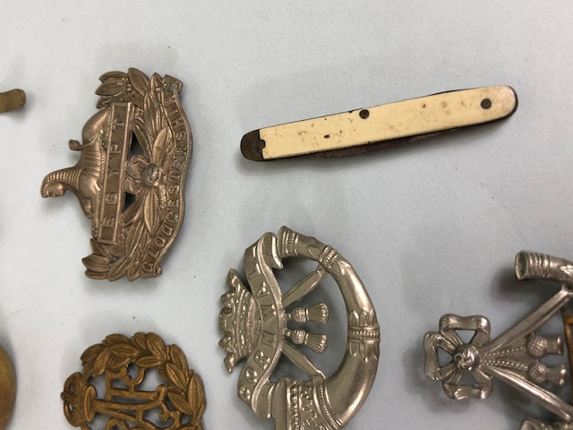 Militaria: Collection of British WWI & WWII Military Cap badges and a Trench Lighter to include - Image 6 of 16
