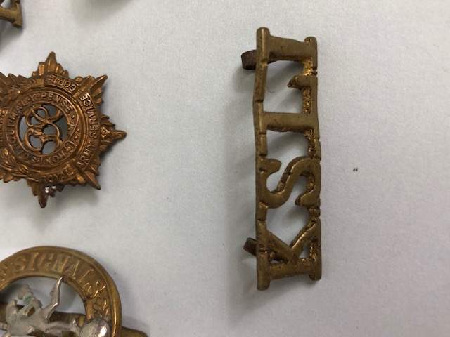 Militaria: Collection of British WWI & WWII Military Cap badges and a Trench Lighter to include - Image 2 of 16