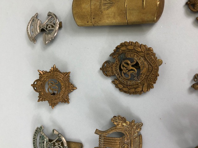 Militaria: Collection of British WWI & WWII Military Cap badges and a Trench Lighter to include - Image 9 of 16