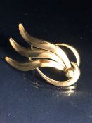 9ct Gold brooch with three gold swags in a heart shaped swirl approx 46 x 24mm and 4.4g