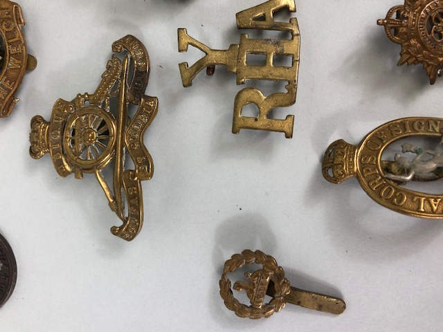Militaria: Collection of British WWI & WWII Military Cap badges and a Trench Lighter to include - Image 14 of 16