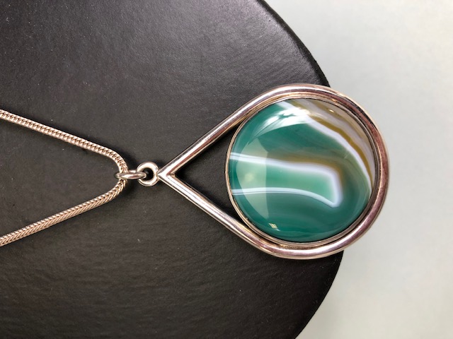 Silver hallmarked pendant inlaid with green banded agate on chain approximately 30.86g - Image 4 of 8