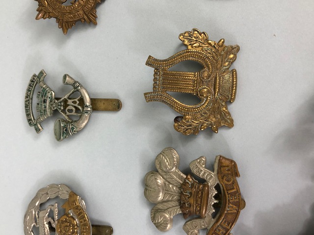 Militaria: Collection of British WWI & WWII Military Cap badges and a Trench Lighter to include - Image 10 of 16
