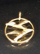 9ct Gold circular pendant depicting two flying Doves approx 20mm in diameter & 1.6g