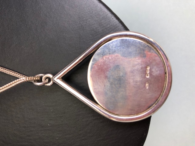 Silver hallmarked pendant inlaid with green banded agate on chain approximately 30.86g - Image 7 of 8