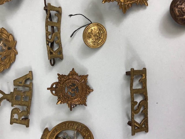 Militaria: Collection of British WWI & WWII Military Cap badges and a Trench Lighter to include - Image 16 of 16