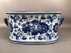 Modern blue and white china wine or champagne cooler with Chinese style decoration, regency Iron