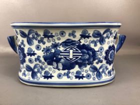 Modern blue and white china wine or champagne cooler with Chinese style decoration, regency Iron