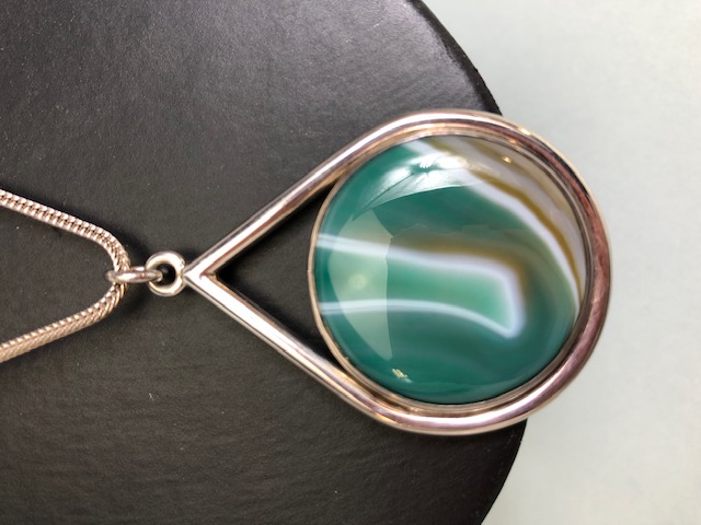 Silver hallmarked pendant inlaid with green banded agate on chain approximately 30.86g - Image 6 of 8