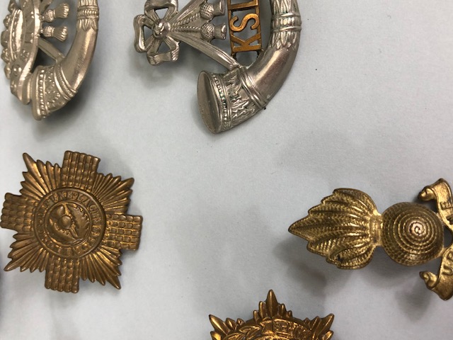 Militaria: Collection of British WWI & WWII Military Cap badges and a Trench Lighter to include - Image 4 of 16