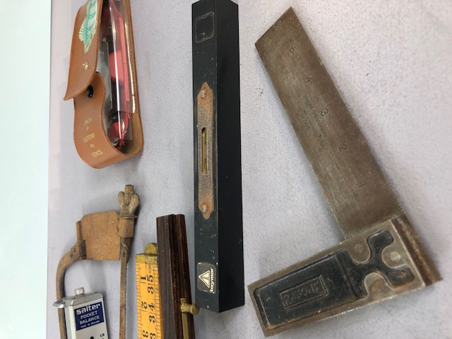 Vintage tools, to include wood markers, set square, surveyors tape, level, wooden folding rules, and - Image 3 of 4