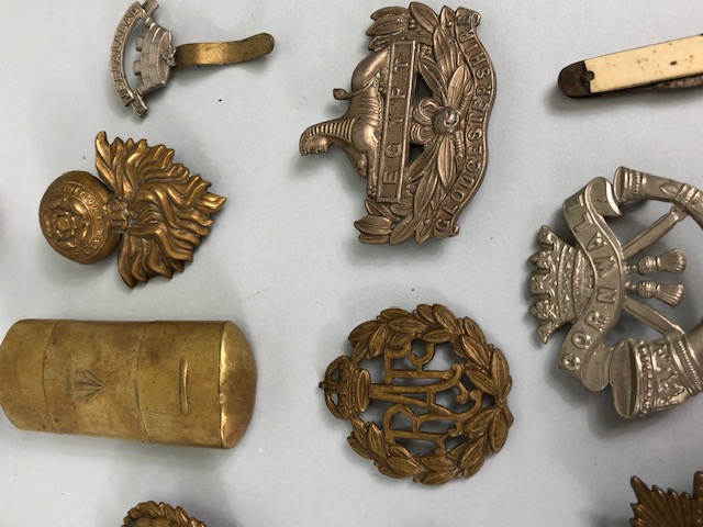 Militaria: Collection of British WWI & WWII Military Cap badges and a Trench Lighter to include - Image 7 of 16