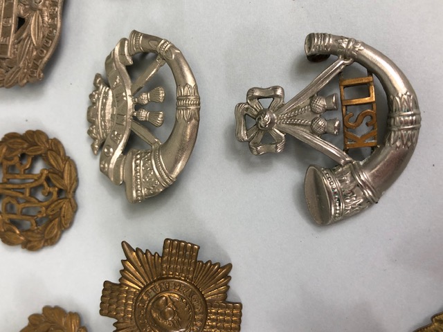 Militaria: Collection of British WWI & WWII Military Cap badges and a Trench Lighter to include - Image 5 of 16