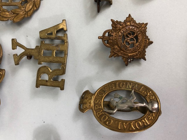 Militaria: Collection of British WWI & WWII Military Cap badges and a Trench Lighter to include - Image 15 of 16