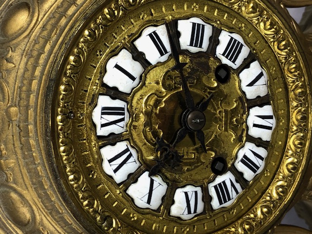 Antique Clock, Louis style elaborately decorated brass cased mantel clock with Roman numeral dial, - Image 5 of 17