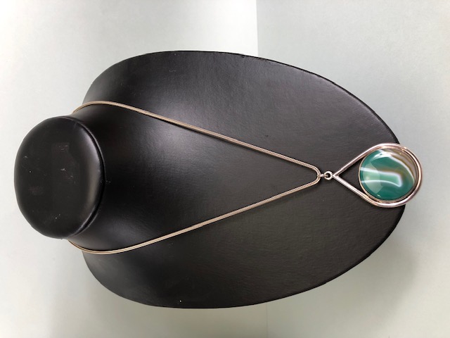 Silver hallmarked pendant inlaid with green banded agate on chain approximately 30.86g - Image 3 of 8