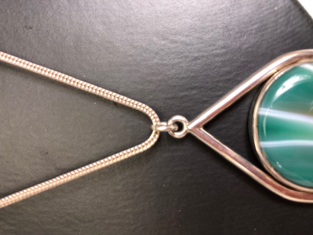 Silver hallmarked pendant inlaid with green banded agate on chain approximately 30.86g - Image 5 of 8