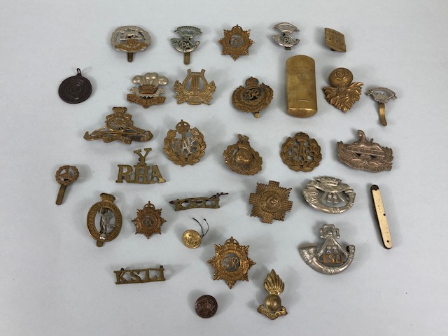 Militaria: Collection of British WWI & WWII Military Cap badges and a Trench Lighter to include