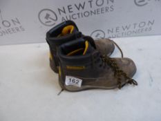 1 PAIR OF MENS DEWALT WORK BOOTS UK SIZE 7 RRP Â£59