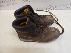 1 PAIR OF MENS DEWALT WORK BOOTS UK SIZE 7 RRP Â£59