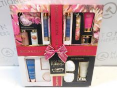 1 BOXED BAYLIS AND HARDING LUXURY GIFT SET RRP Â£49