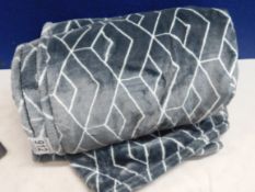 1 LIFE COMFORT PLUSH THROW RRP Â£39.99