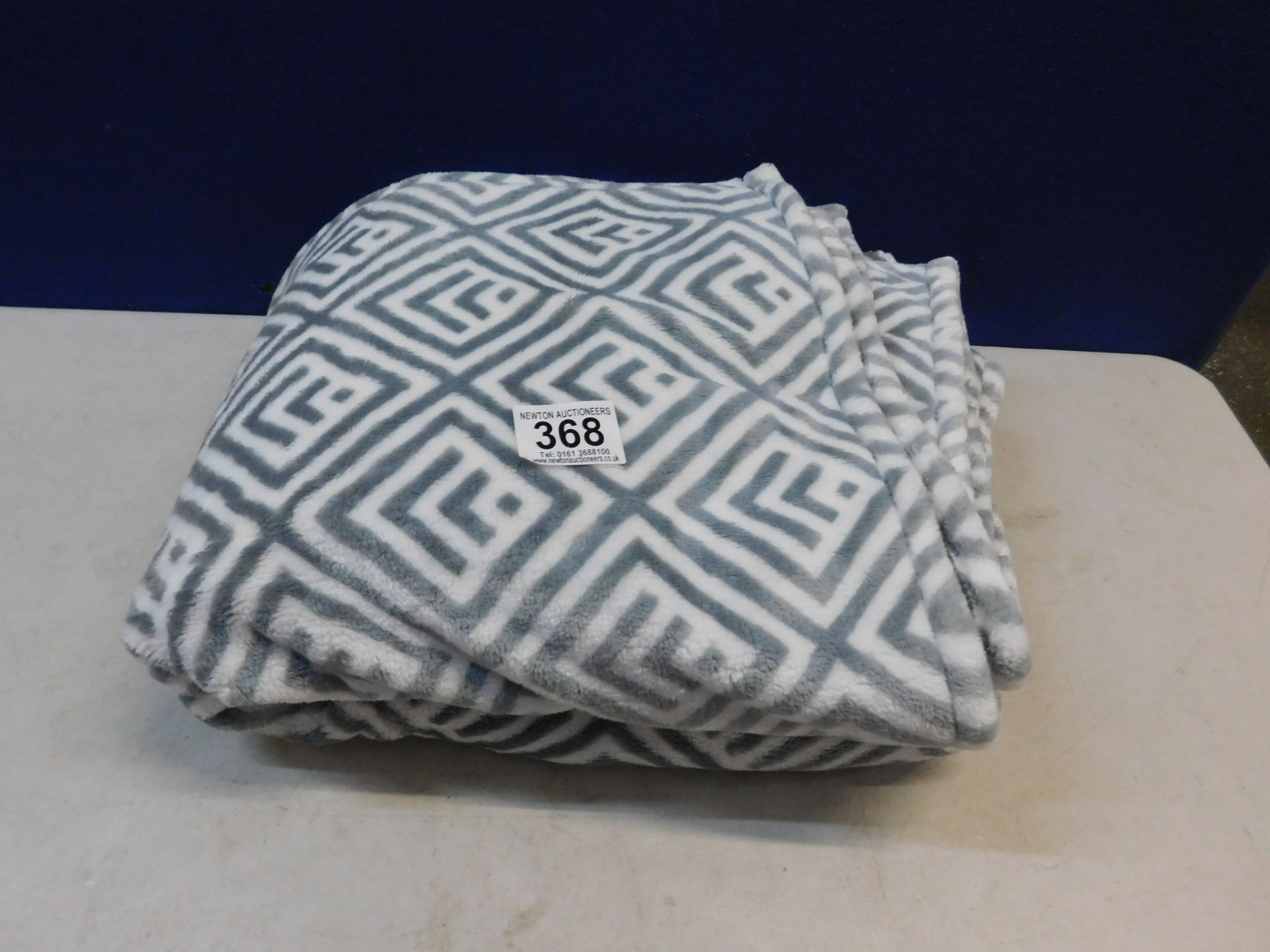 1 LIFE COMFORT PATTERNED PLUSH THROW RRP Â£39