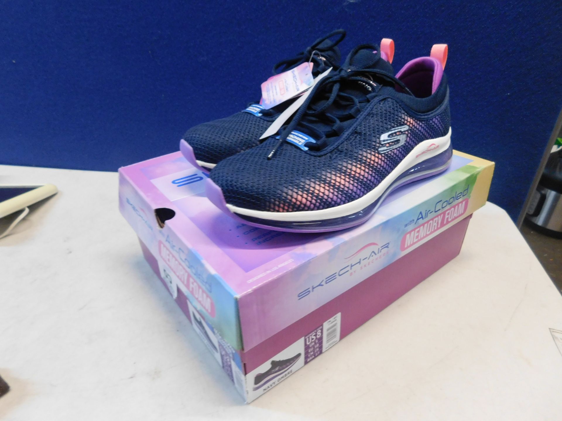 1 BRAND ENW BOXED PAIR OF WOMENS SKECHERS WITH AIR COOLED MEMORY FOAM TRAINERS UK SIZE 5 RRP Â£59