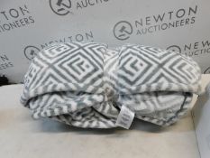 1 LIFE COMFORT URBAN PLUSH THROW RRP Â£39