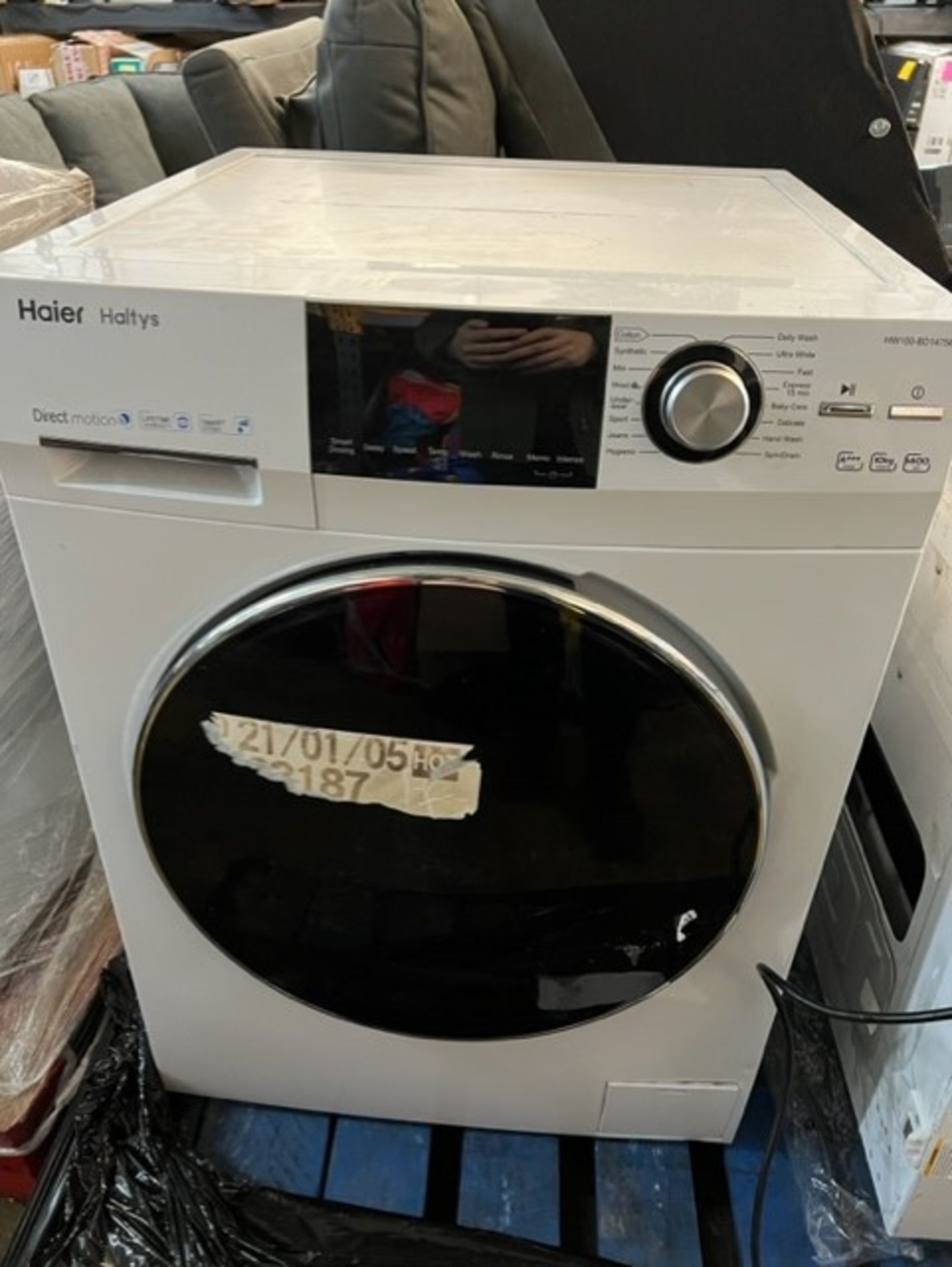 1 HAIER HW100-BD14756 10KG 1400RPM FREESTANDING WASHING MACHINE RRP Â£499 (POWERS ON)