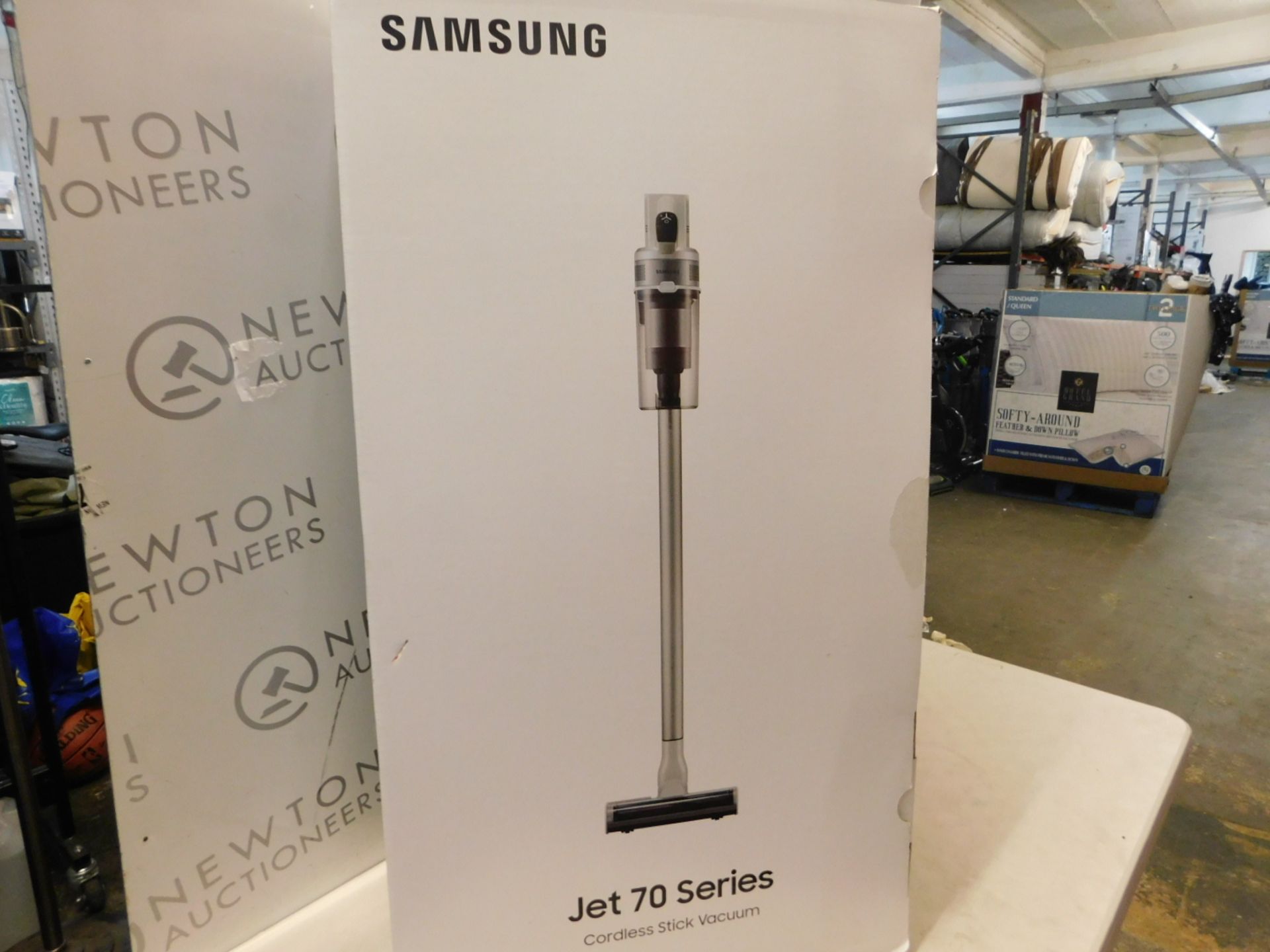 1 BOXED SAMSUNG JET 70 PET CORDLESS VACUUM CLEANER WITH BATTERY RRP Â£399 (NO CHARGER)