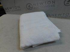 1 GRAND HOSPITALITY WHITE BATH TOWEL RRP Â£19