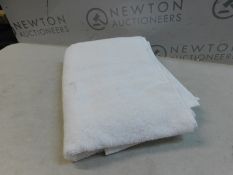 1 GRAND HOSPITALITY WHITE BATH TOWEL RRP Â£19