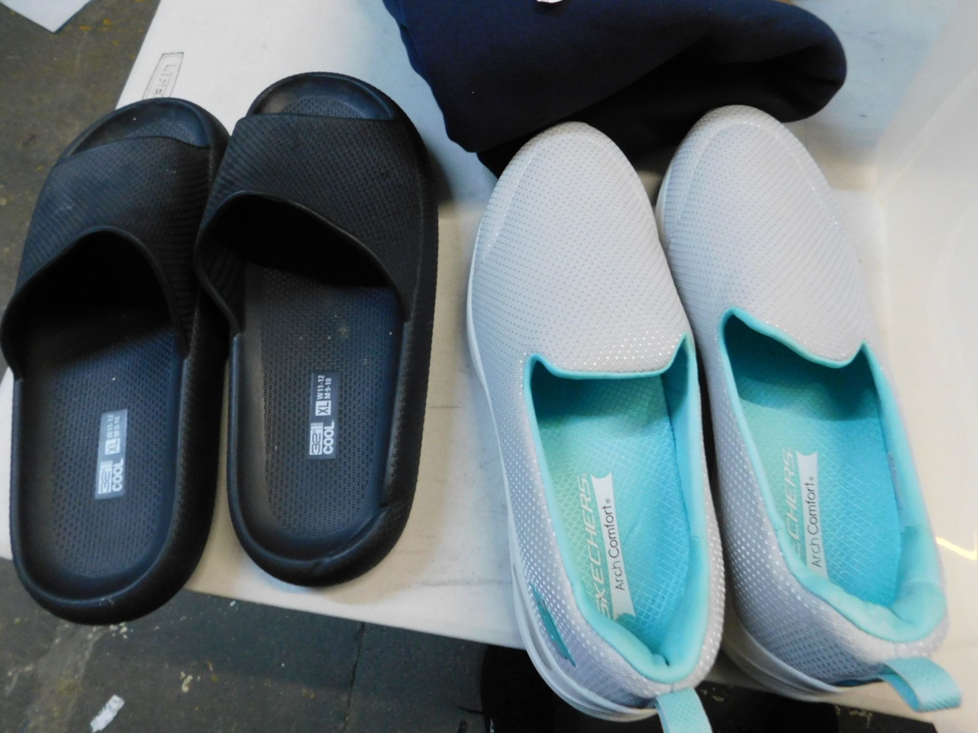 1 JOBLOT OF 32 DEG SLIPPERS SIZE XL, AND LADIES SKECHERS SHOES SIZE 7 RRP Â£69