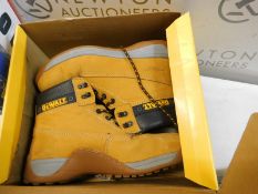 1 BOXED PAIR OF DEWALT WORK BOOTS UK SIZE 9 RRP Â£49