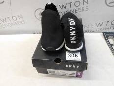 1 BOXED LADIES DKNY JERRI-SLIP ON SNEAKERS IN BLACK UK SIZE 5.5 RRP Â£49