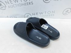 1 PAIR OF 32 COOL SLIPPERS IN BLACK SIZE XL 9-11 RRP Â£19