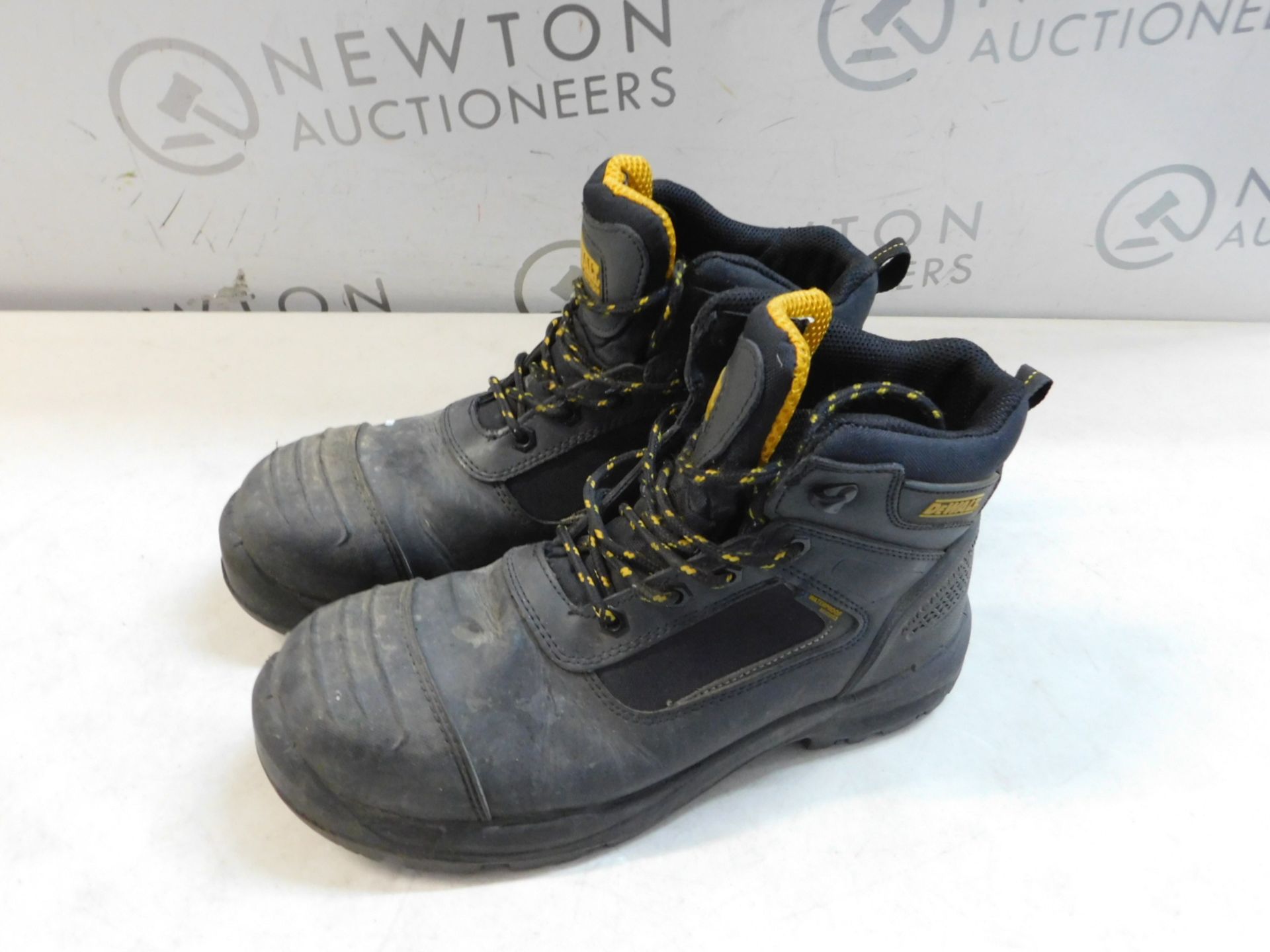 1 PAIR OF DEWALT WORK BOOTS UK SIZE 9 RRP Â£49