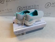 1 BOXED SKETCHER WOMENS TRAINERS SIZE 6 RRP Â£39.99