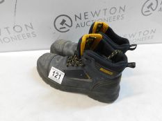 1 PAIR OF DEWALT WORK BOOTS UK SIZE 9 RRP Â£49