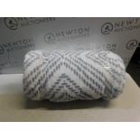 1 LARGE LUXURY PLUSH THROW RRP Â£29.99